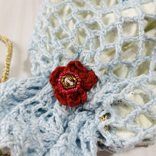 透かし編み巾着袋。お花のモチーフにビーズ刺繍をしてポイントに