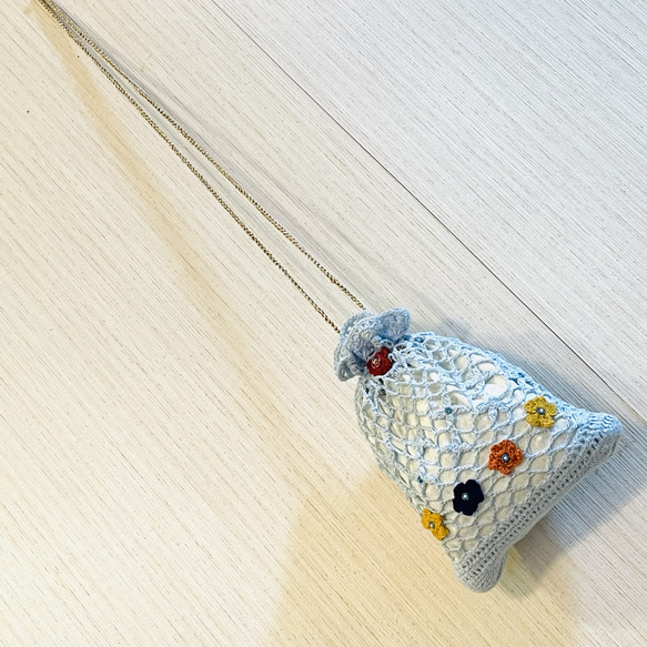 透かし編み巾着袋。お花のモチーフにビーズ刺繍をしてポイントに