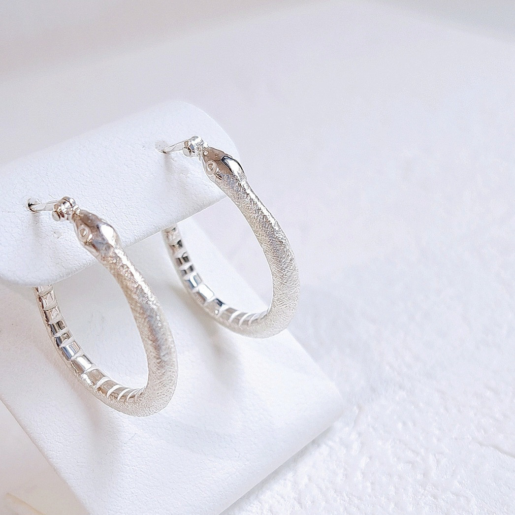 【 蛇のフープピアス 】蛇ピアス  蛇アクセサリー ヘビアクセサリー  蛇ジュエリー 京都アクセサリー  京都