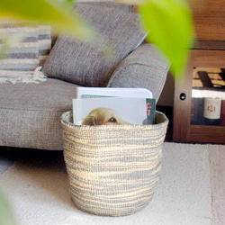 ケニアの手織りかご｜植木鉢カバーやゴミ箱、ランドリーに。天然素材収納バスケット［Mサイズ マーブル グレー・ナチュラル］ 1枚目の画像