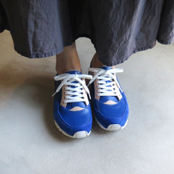 【色彩鮮豔！ ] 纖薄但配戴舒適！真皮成人男女通用運動鞋/寶藍色 x 鞣製 第7張的照片