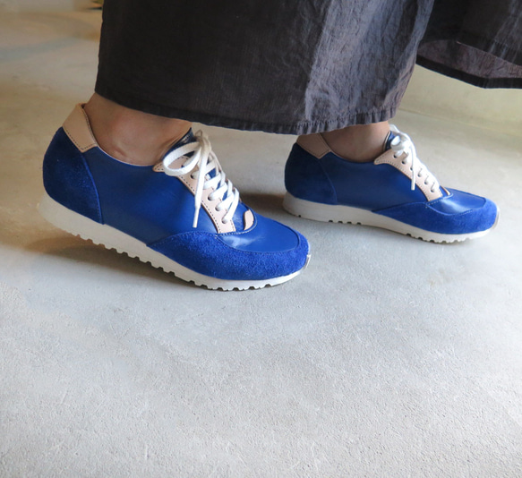 【色彩鮮豔！ ] 纖薄但配戴舒適！真皮成人男女通用運動鞋/寶藍色 x 鞣製 第4張的照片