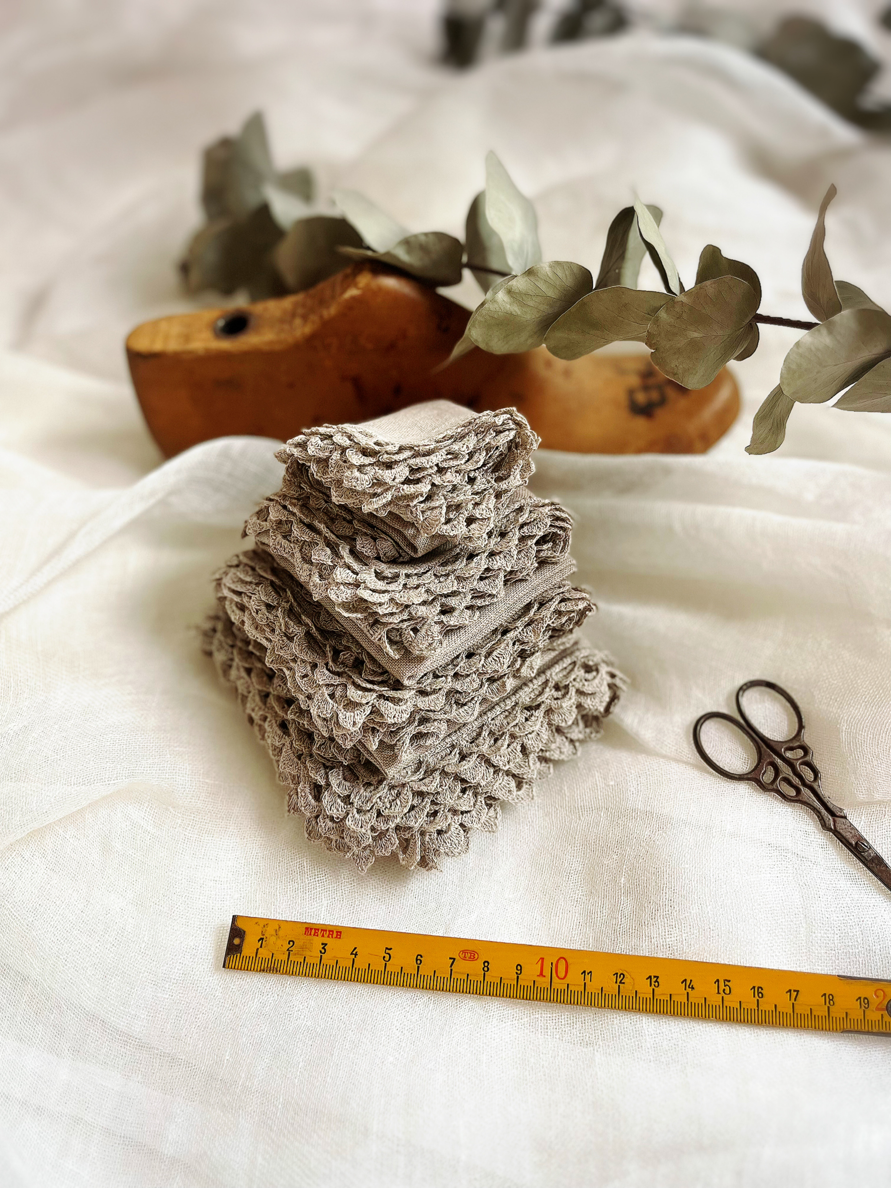 手編みレースのリネンハンカチ＊ウロコのハンカチ＊生成り