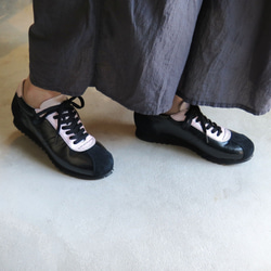 [成人黑x粉色！ ] 經典設計與高品質真皮！ EMA 運動鞋/琺瑯黑色 x 模切粉色 第5張的照片