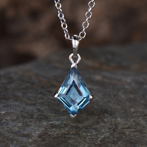 12 月の誕生石天然ロンドンブルートパーズネックレスユニークなブルー