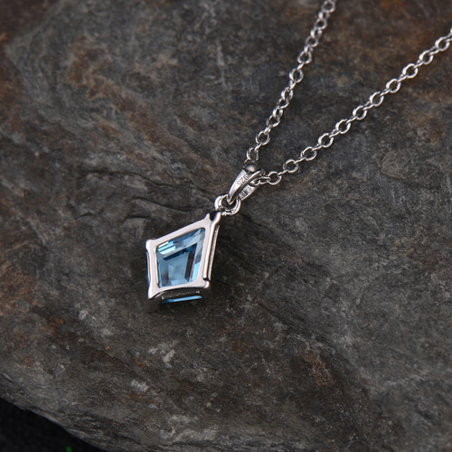 12 月の誕生石天然ロンドンブルートパーズネックレスユニークなブルー