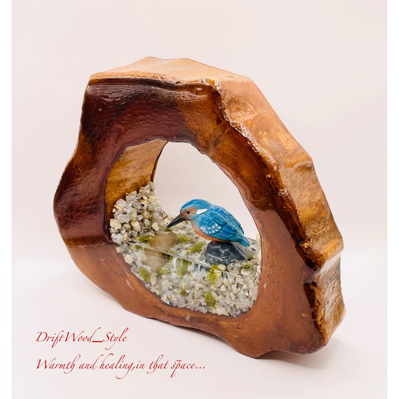 一つ限りの流木アート 水辺のカワセミ ジオラマ 流木 フィギュア 置物 動物 鳥 インテリア レジン 水辺 N15 4枚目の画像