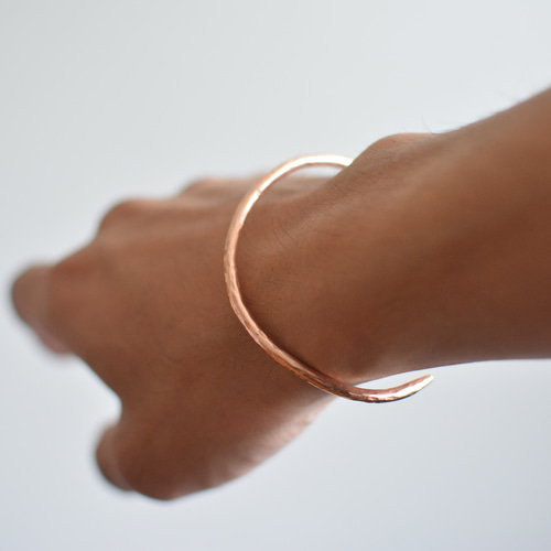 銅 バングルφ3㎜ 槌目 カーブ｜純銅 ブレスレット ハンドメイド メンズ
