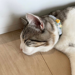 ミモザと小さなお花のリース　猫さんにやさしい首輪【かぎ針編み　猫の首輪　猫　首輪　セーフティバックル　軽い　やわらかい】 7枚目の画像