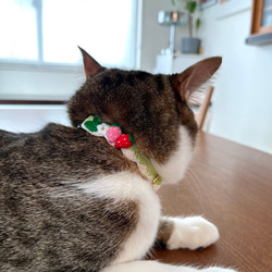 いちご　猫さんにやさしい首輪【かぎ針編み　猫の首輪　猫　首輪　セーフティバックル　アジャスター　軽い　やわらかい】 6枚目の画像