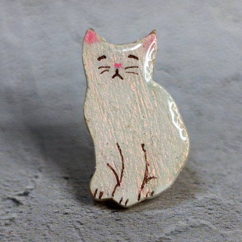 木彫り猫 お座りブローチ 白猫 ブローチ 猫のまんま 通販｜Creema 