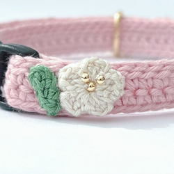小さなお花　猫さんにやさしい首輪【かぎ針編み　猫の首輪　猫　首輪　セーフティバックル　アジャスター　軽い　やわらかい】 2枚目の画像