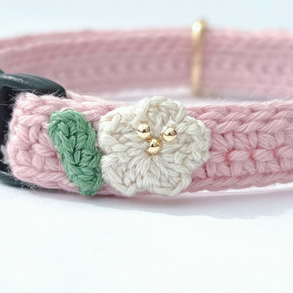 小さなお花　猫さんにやさしい首輪【かぎ針編み　猫の首輪　猫　首輪　セーフティバックル　アジャスター　軽い　やわらかい】 2枚目の画像