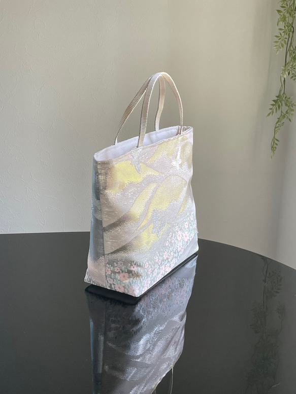 帯リメイクバッグ　夏帯　蝶と野山　トートバッグ　和装バッグ　帯バッグ　 3枚目の画像