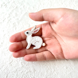 オートクチュール刺繍  白いウサギのブローチ 2枚目の画像
