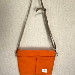 四角いファスナーサコッシュ　オレンジ　８号帆布　5ポケット　バッグインバッグにも　長財布が入る 3枚目の画像