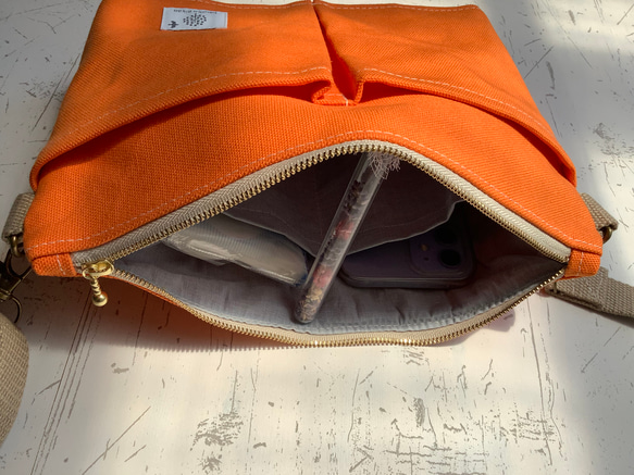 四角いファスナーサコッシュ　オレンジ　８号帆布　5ポケット　バッグインバッグにも　長財布が入る 6枚目の画像