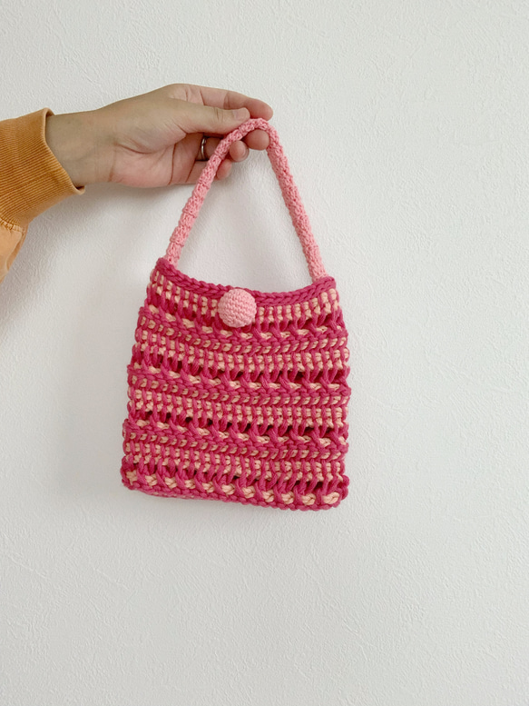 ピンクのアフガン編み模様ニットバッグ 2枚目の画像