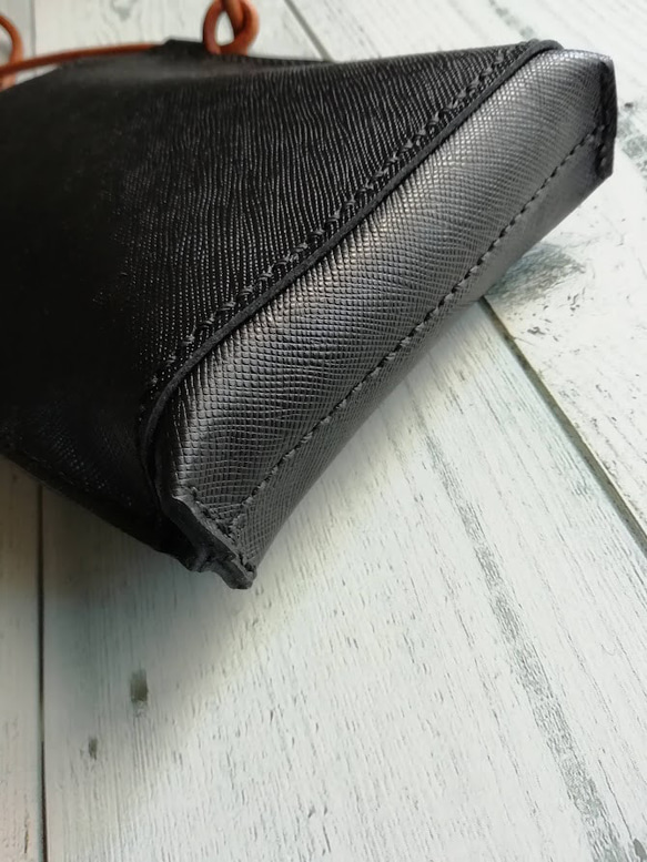 外ポケット付きスマホショルダー（ブラック絹目型押し）サコッシュ　レザー　本革　シンプル　マルチポシェット 4枚目の画像