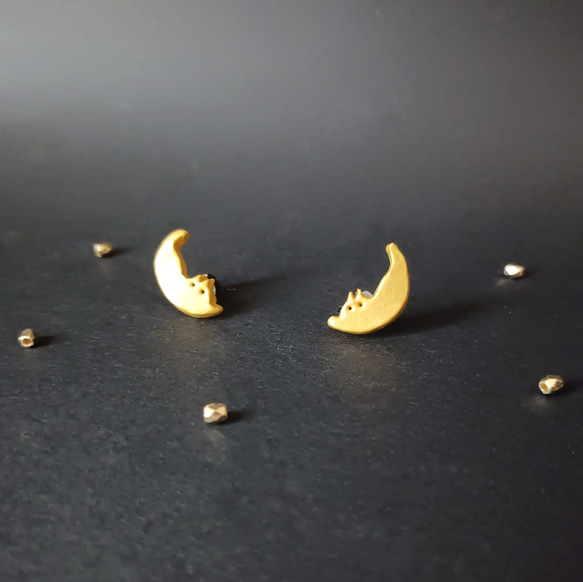 三日月ネコのイヤリング/ピアス イヤリング・ノンホールピアス