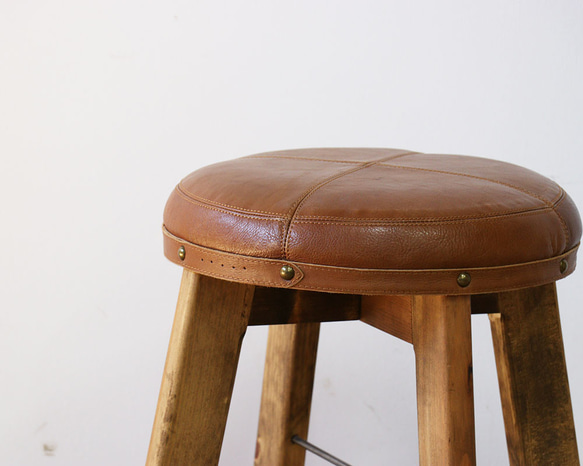 送料無料本革で仕立てたアンティークな風合いのスツール　椅子　木製 2枚目の画像