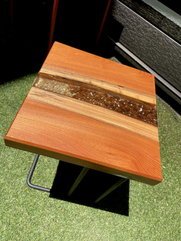 コーヒー豆を埋めたレジンテーブル【欅】 サイドテーブル STRAMBO