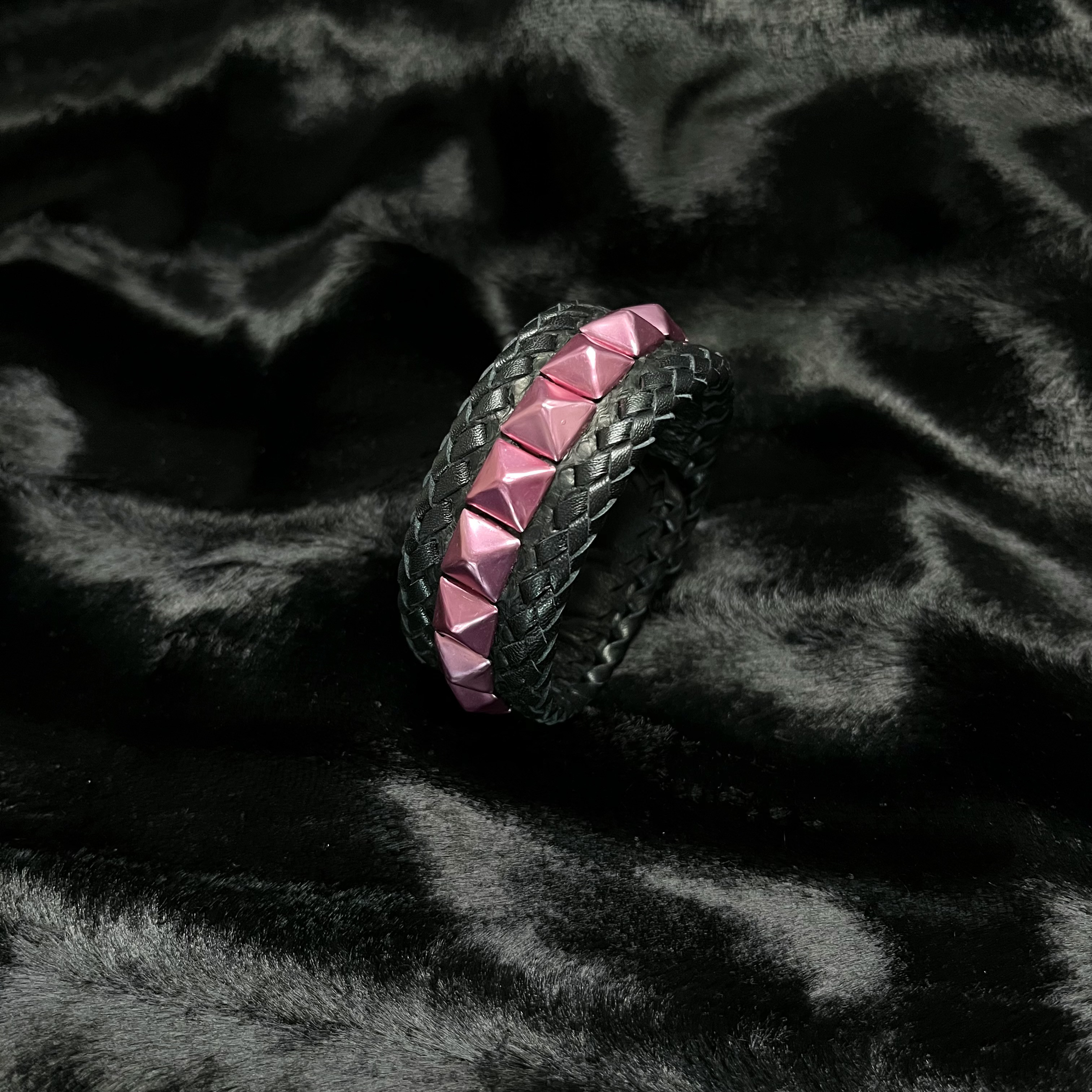 スタッズブレス・シングルライン[メタリックピンク]