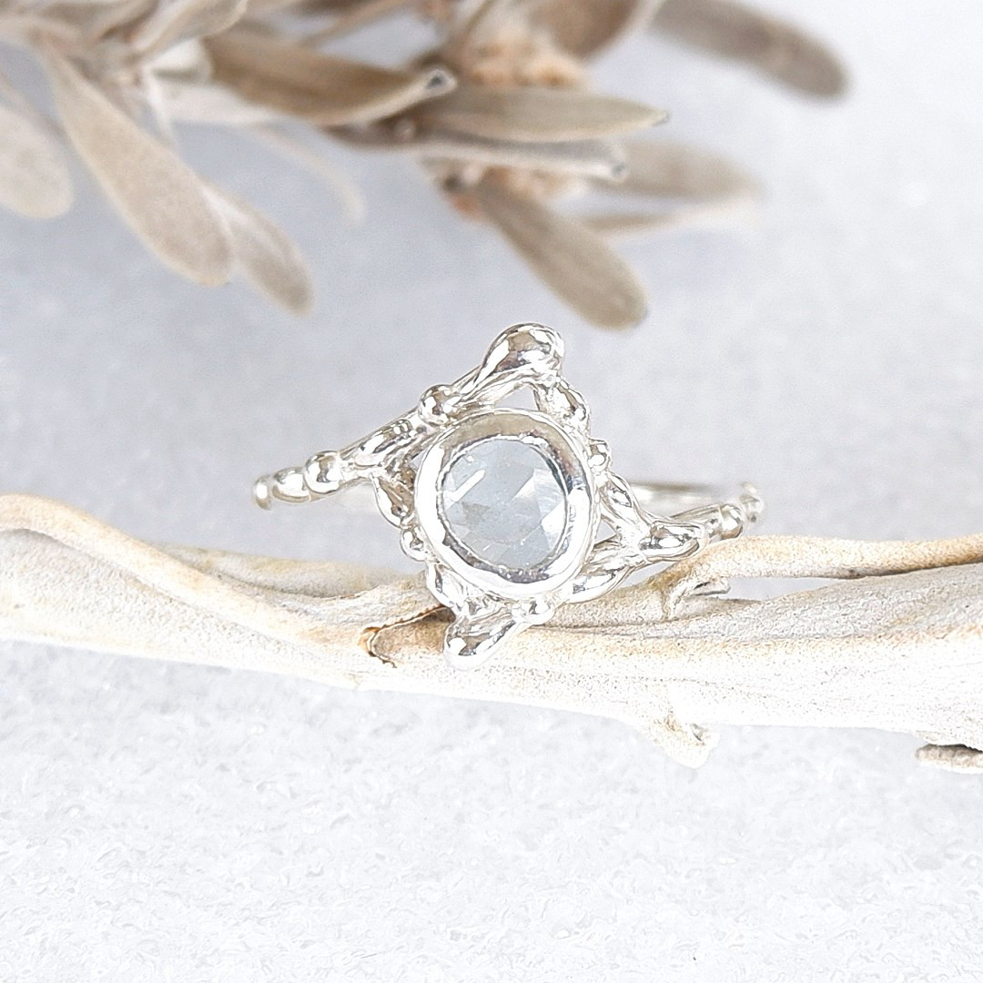 ～輝きの石～　ブルージルコンのデザインリング　9号　天然石アクセサリー　一点物