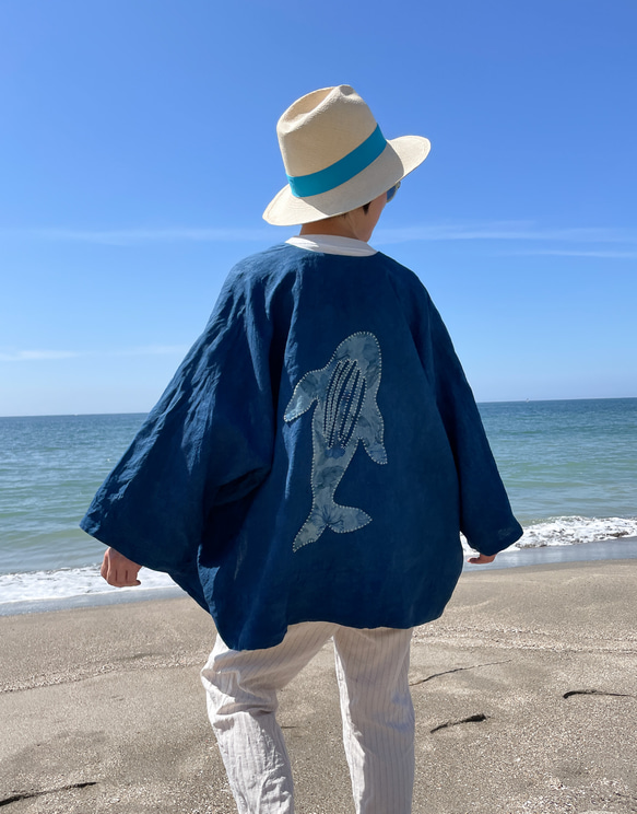 送料無料 " Ku-Gee-La " フレンチリネンを藍染して背中にクジラを手縫いした羽織りカーディガン 1枚目の画像