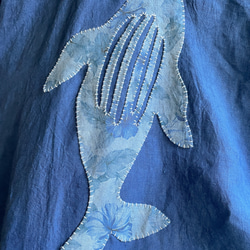 送料無料 " Ku-Gee-La " フレンチリネンを藍染して背中にクジラを手縫いした羽織りカーディガン 8枚目の画像