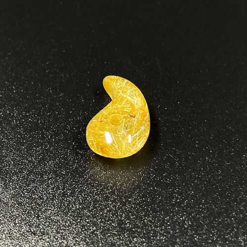 ギラギラに輝くルチルが素晴らしい】一点物 ゴールドルチル 勾玉