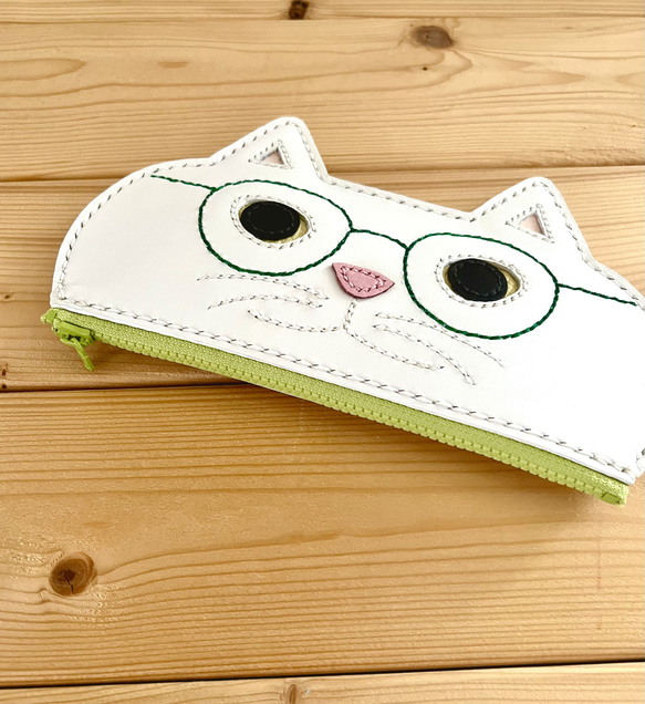 猫好きが作った本牛革メガネケース　白猫 緑のキラキラ細メガネ　送料無料　手縫い 7枚目の画像