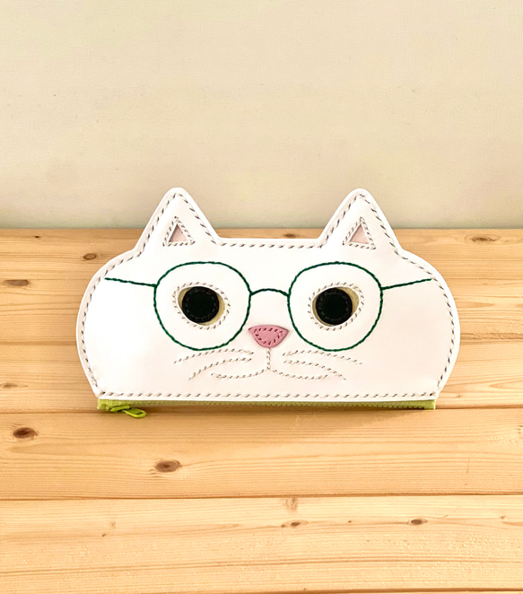 猫好きが作った本牛革メガネケース　白猫 緑のキラキラ細メガネ　送料無料　手縫い 1枚目の画像