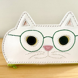 猫好きが作った本牛革メガネケース　白猫 緑のキラキラ細メガネ　送料無料　手縫い 6枚目の画像