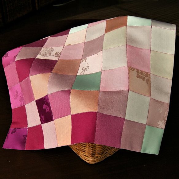 韓国手芸・ポジャギの袱紗／　覆い布（ピンクタイル） 1枚目の画像