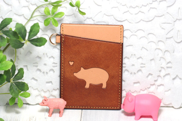 ◆パスケース（ぶた・幸せ運ぶ豚・キャメル×生成り）豚・ICカードケース