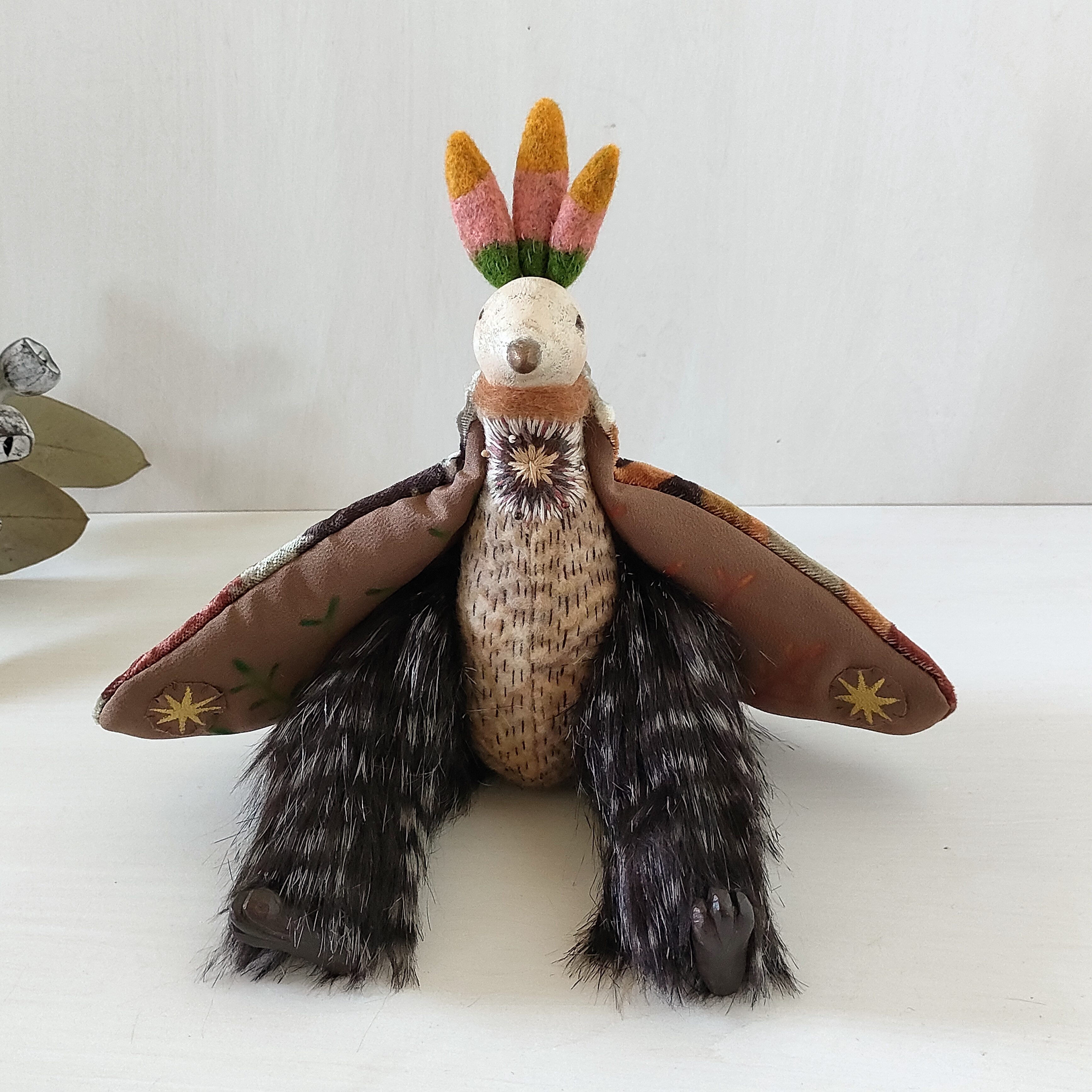 すわった芽吹き鳥