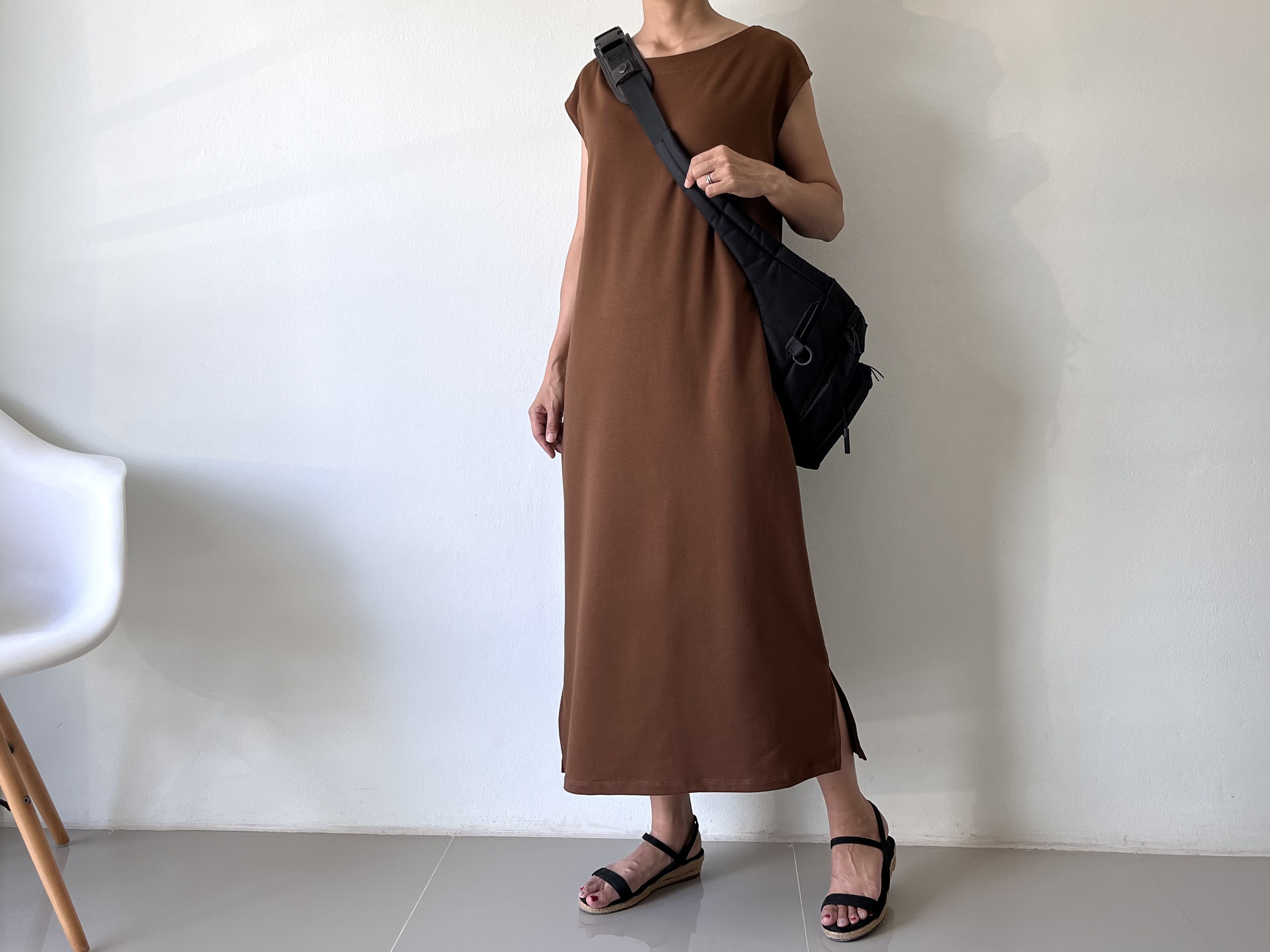 夏〜秋にも。細見え計算された大人の美シルエット。アイラインマキシワンピース。フレンチスリーブ　ブラウン色