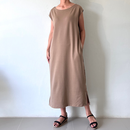 夏〜秋にも。細見え計算された大人の美シルエット。アイラインマキシ