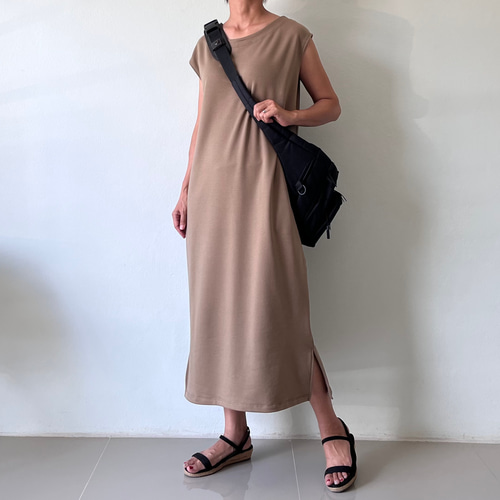 夏〜秋にも。細見え計算された大人の美シルエット。アイラインマキシ