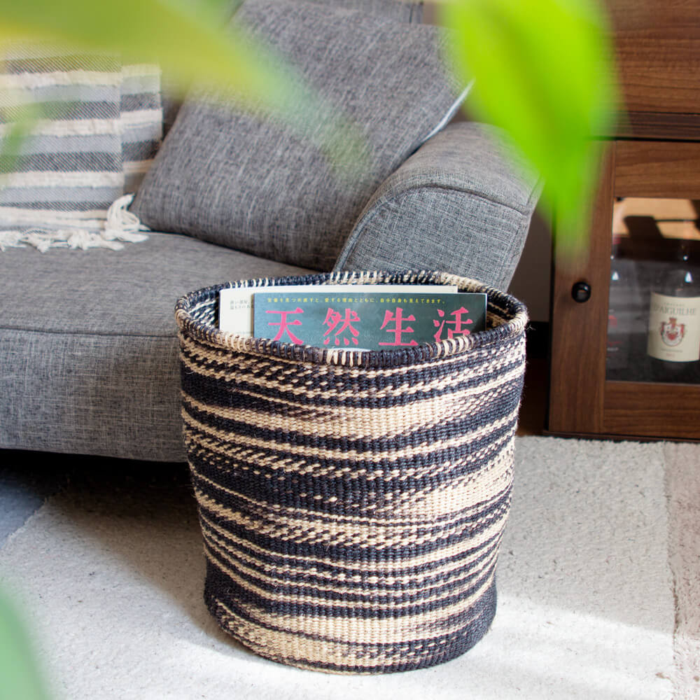 ケニアの手織りかご｜ゴミ箱や雑誌収納に。自然素材のインテリア収納バスケット［Lサイズ マーブル ブラック・ナチュラル］