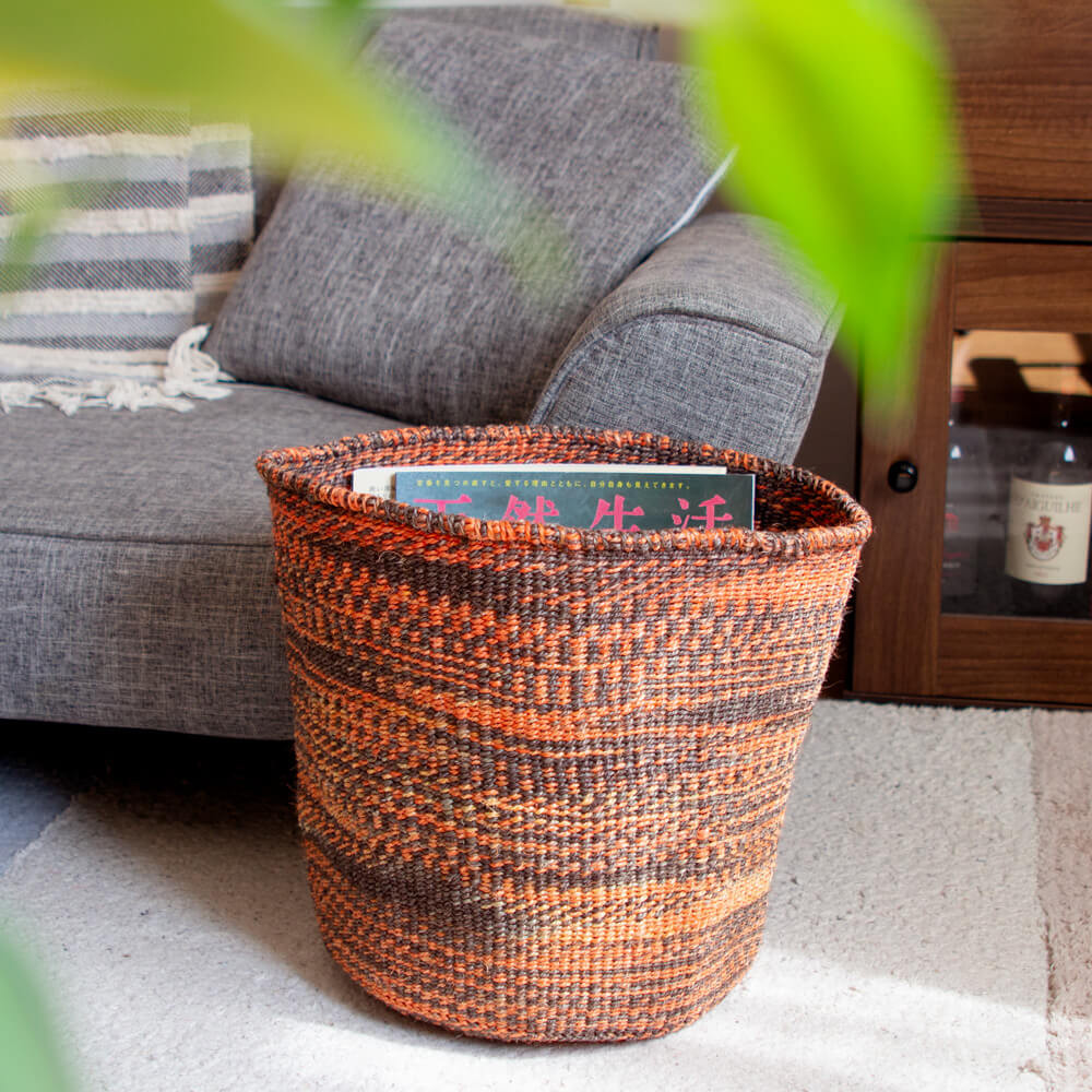 ケニアの手織りかご｜おもちゃ入れや鉢カバーに。自然素材の収納バスケット［Lサイズ マーブル ダークブラウン・オレンジ］