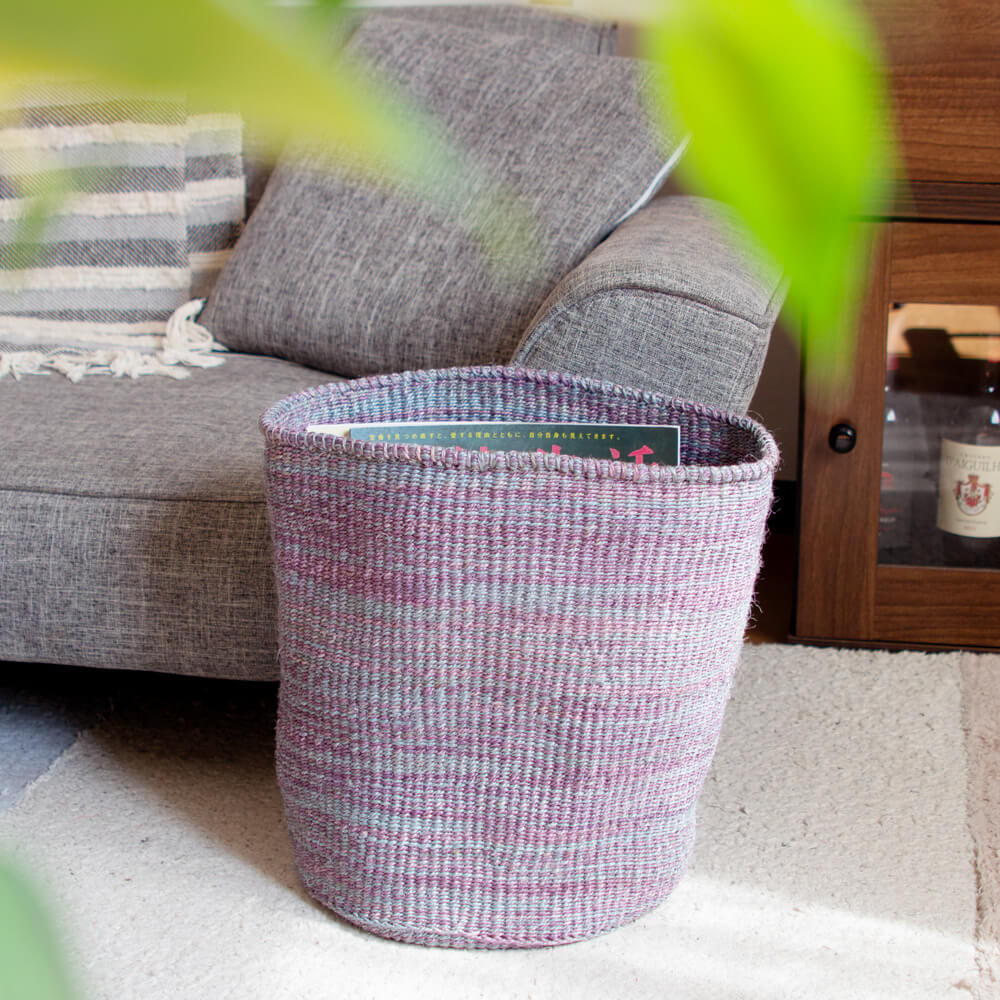 ケニアの手織りかご｜おもちゃ入れやゴミ箱に。天然素材の収納バスケット［Lサイズ マーブル ライトパープル・グレーブルー］