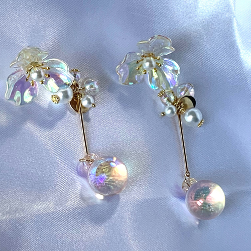 雪の結晶 レジン＊オーロラボール ブルー☆フラワーじゃらじゃら☆サージカルピアス 雪の結晶 レジン＊オーロラボール ブルー☆フラワーじゃらじゃら