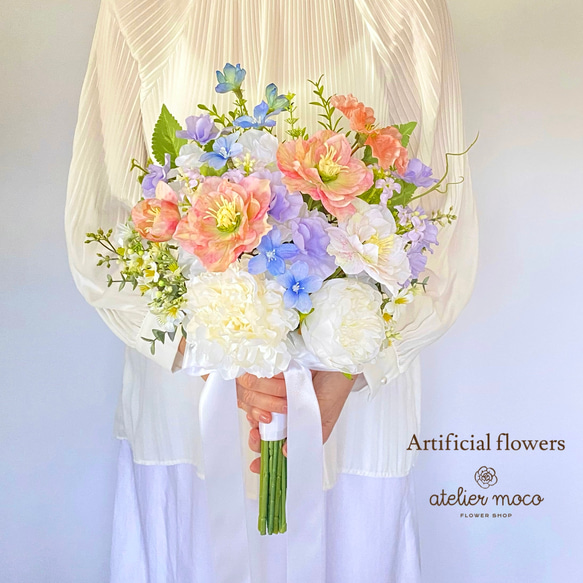 ピーチカラーローズのナチュラル クラッチブーケ（アーティフィシャルフラワー・造花・ウェディング・結婚式・前撮り・フォト 1枚目の画像