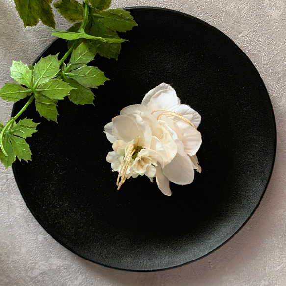 1113 ひとつ付けるだけ　ベージュの紫陽花　子ども　髪飾り　浴衣　アーティフィシャルフラワー　ヘアクリップ　七五三 1枚目の画像