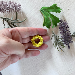 フランスヴィンテージビーズと絹糸のブローチ　檸檬　小a　circle brooch ミモザ　 6枚目の画像