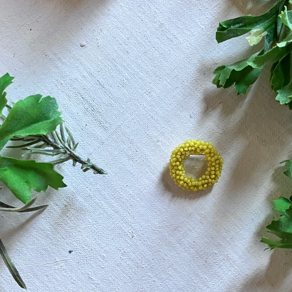 フランスヴィンテージビーズと絹糸のブローチ　檸檬　小a　circle brooch ミモザ　 5枚目の画像