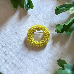 フランスヴィンテージビーズと絹糸のブローチ　檸檬　小a　circle brooch ミモザ　 1枚目の画像