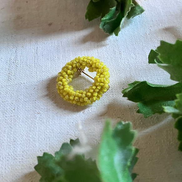 フランスヴィンテージビーズと絹糸のブローチ　檸檬　小a　circle brooch ミモザ　 2枚目の画像